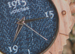 1915 watches - De Denim is een houten horloge met spijkerstof wijzerplaat