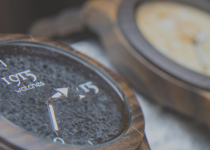1915 watches elegance collectie is een houten horloge met natuurstenen wijzerplaat